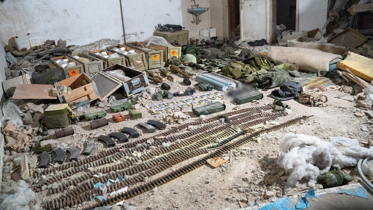 Tropas israelíes muestran armas de Hezbollah encontradas en el sur del Líbano.