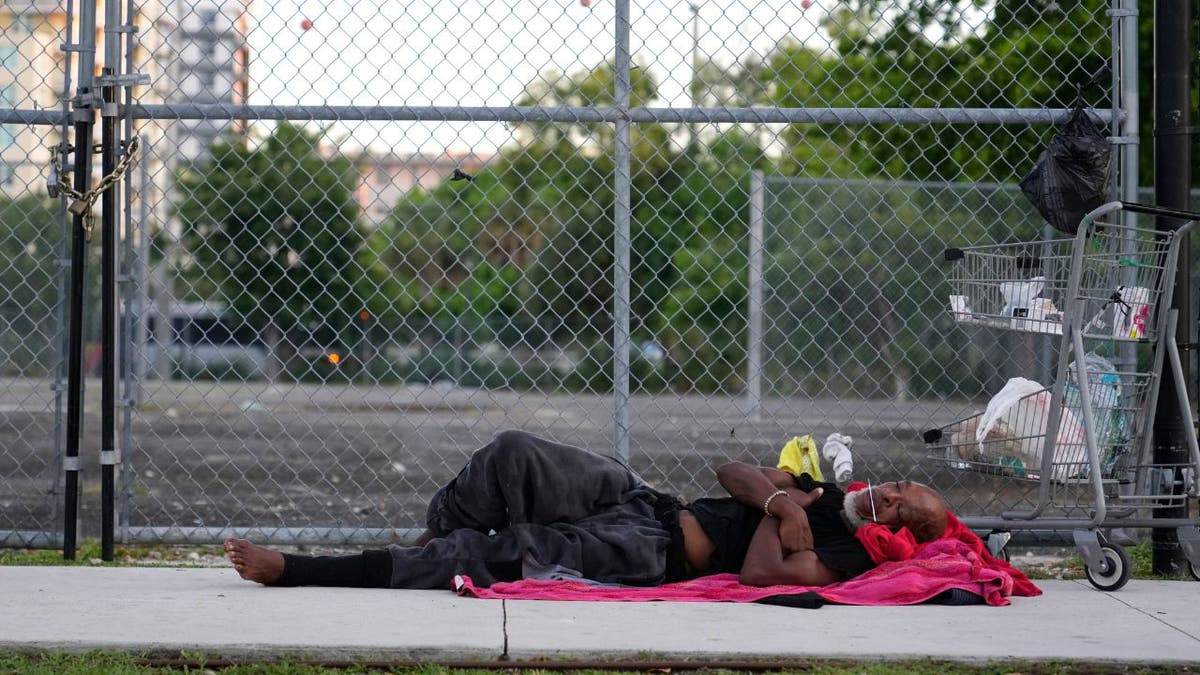 Un sin techo durmiendo a la intemperie en Florida