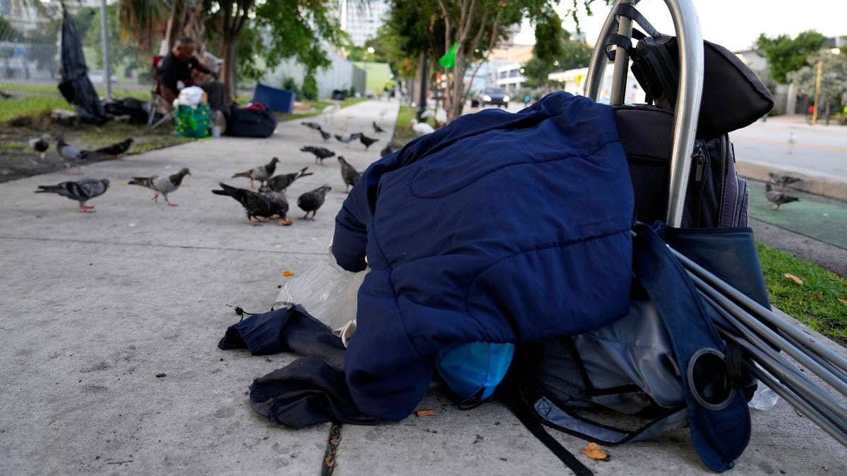 Las pertenencias de un sin techo en una acera