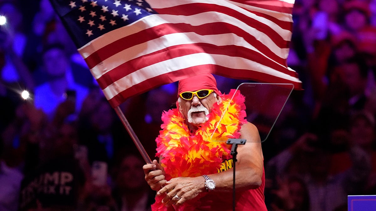 Hulk Hogan acena uma bandeira americana antes do candidato presidencial republicano, ex -presidente Donald Trump em um comício de campanha