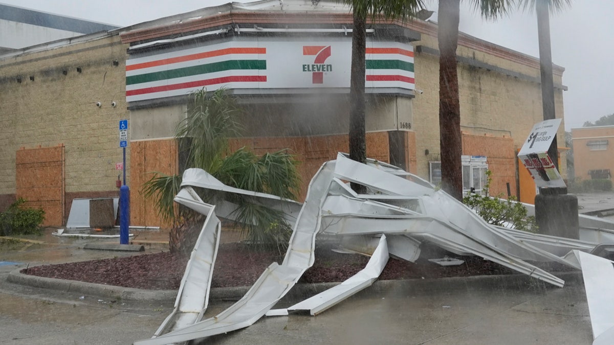 Un aparente tornado causado por el huracán Milton arrancó el miércoles el toldo de una tienda 7-Eleven en Cape Coral, Florida.