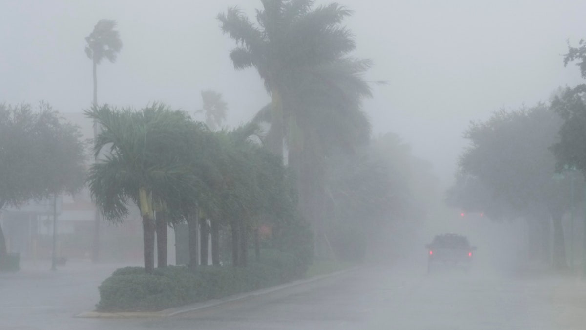 Un oficial del sheriff del condado de Lee patrulla las calles de Cape Coral, Florida, mientras caen fuertes lluvias antes del huracán Milton, el miércoles.