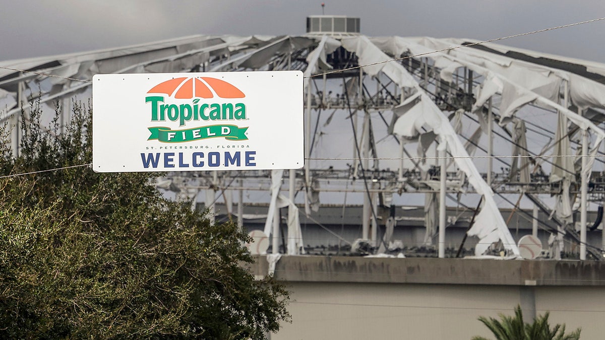 Señalización en la entrada del estacionamiento del Tropicana Field donde el techo fue arrancado durante el huracán Milton.