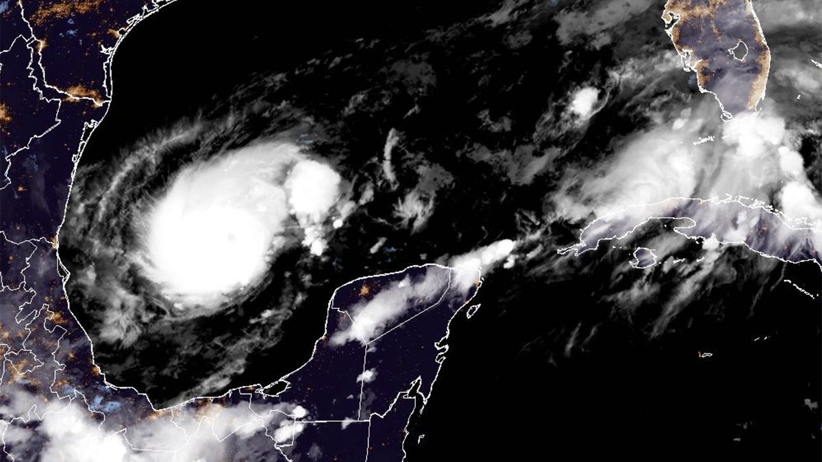 Esta imagen de satélite de la Administración Nacional Oceánica y Atmosférica tomada a las 23:36 horas del domingo 6 de octubre de 2024 muestra el huracán Milton.