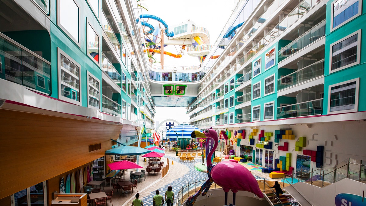 Barrio surfero en Icon of the Seas