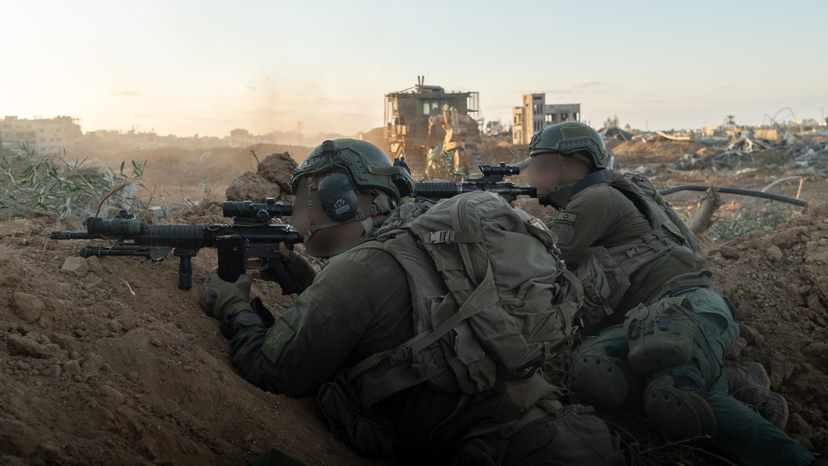 Los soldados de las Fuerzas de Defensa de Israel están luchando contra los terroristas en el vital Corredor Netzarim en Gaza.