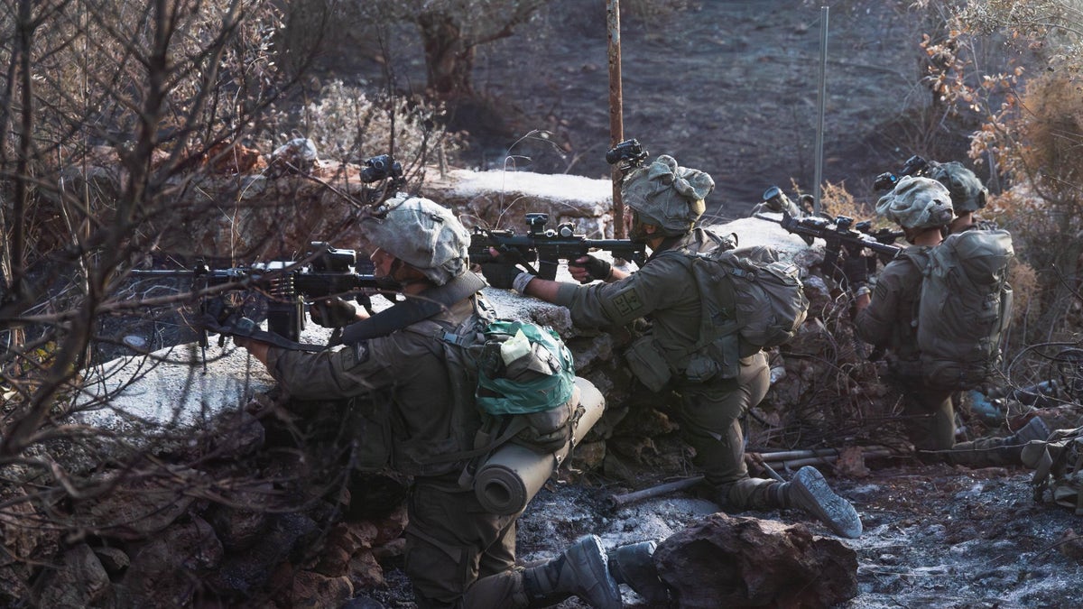 Las tropas de las FDI luchan contra los terroristas de Hezbollah en el sur del Líbano.