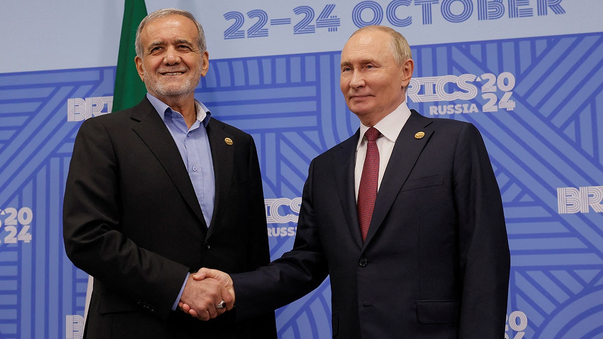 El presidente ruso Putin con el presidente iraní Pezeshkian