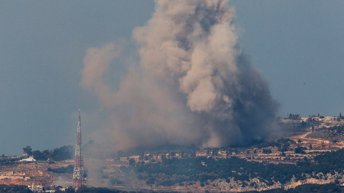 El humo se eleva desde el Líbano