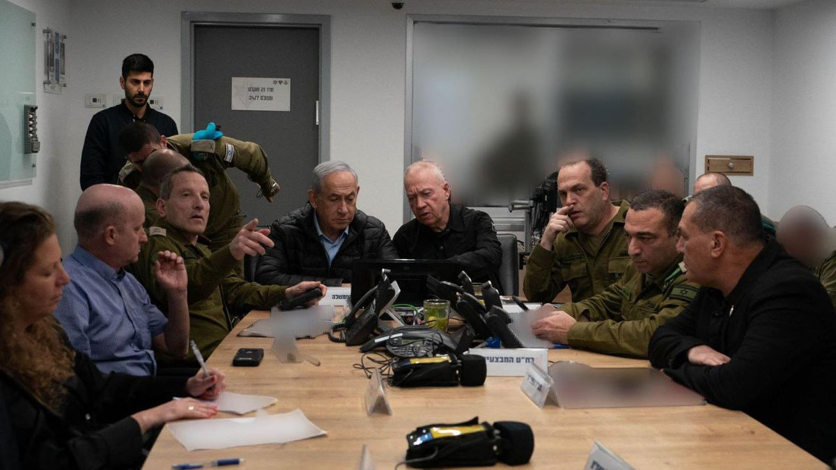 DM Gallant israelí y escalón militar en el cuartel general de Kirya en Tel Aviv durante el ataque