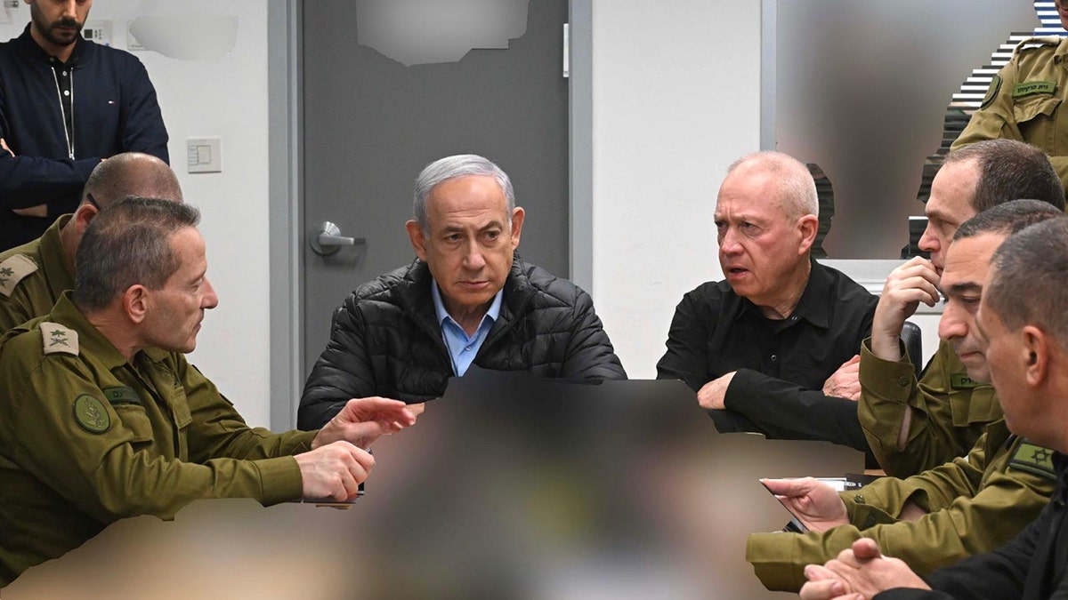 El primer ministro israelí y DN Gallant en el cuartel general de Kirya durante el ataque en Irán