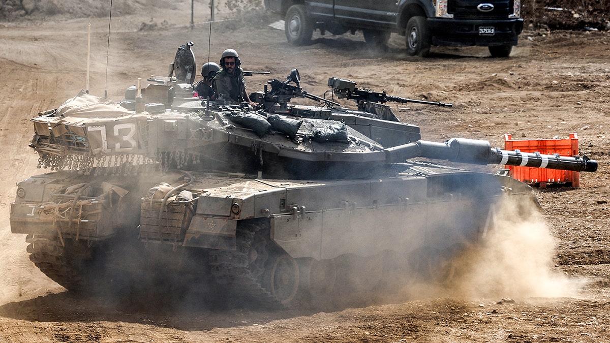 Un tanque israelí se desplaza cerca de la frontera con Líbano