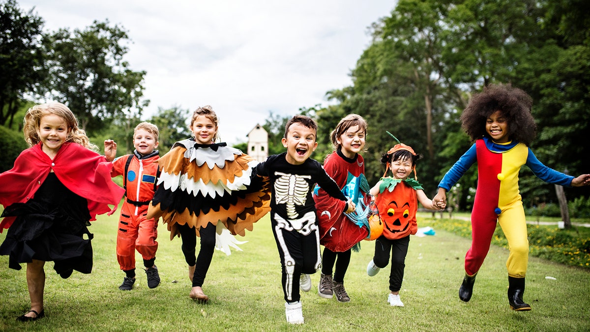 Niños corriendo en una fiesta de Halloween