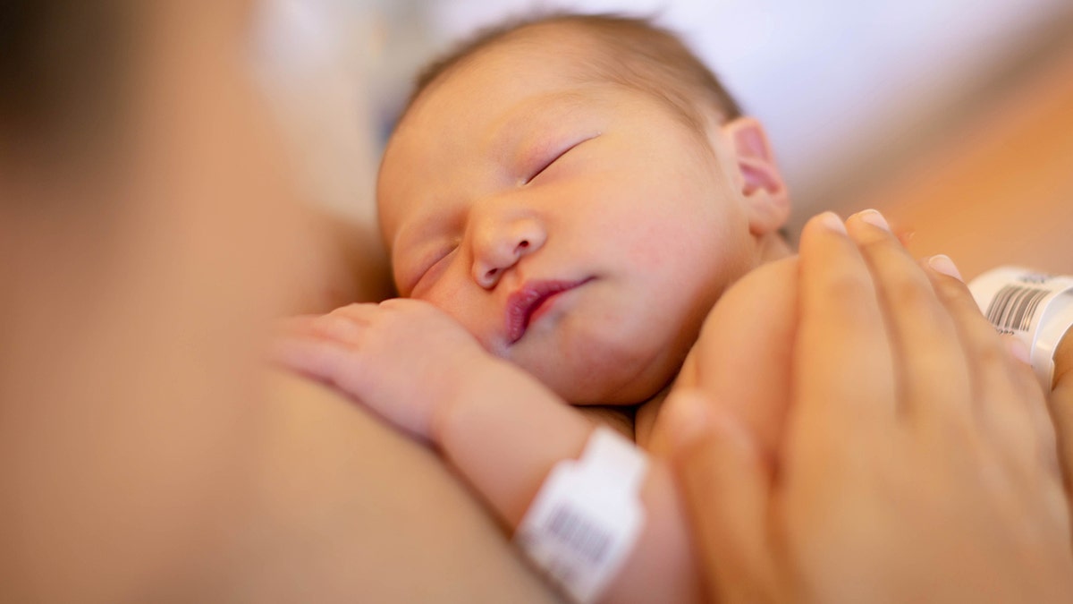 Una madre sostiene a su bebé recién nacido sobre su cálido pecho en el hospital