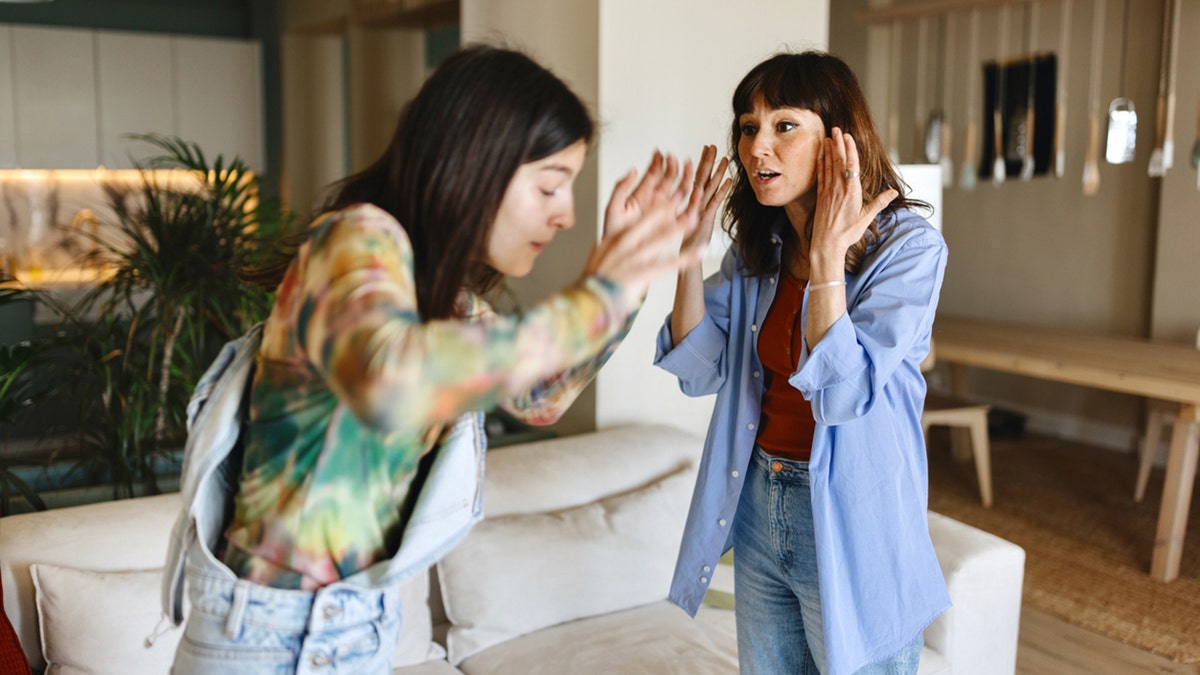 Dos mujeres discutiendo en casa