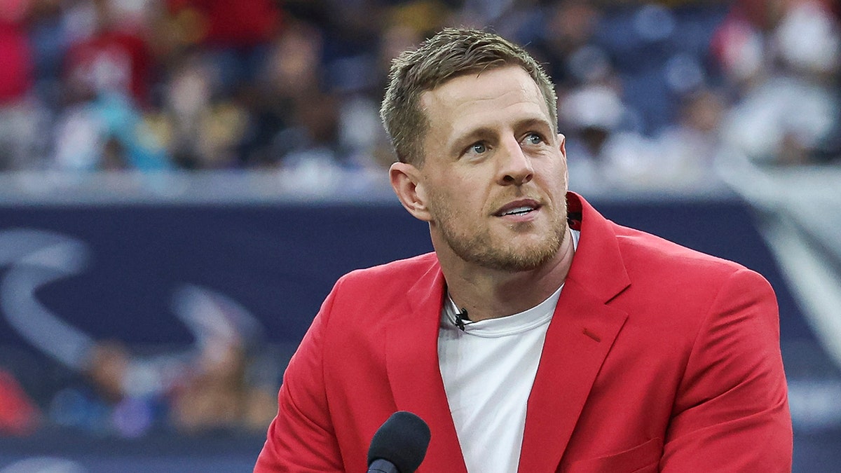 J.J. Watt mira hacia arriba en el campo