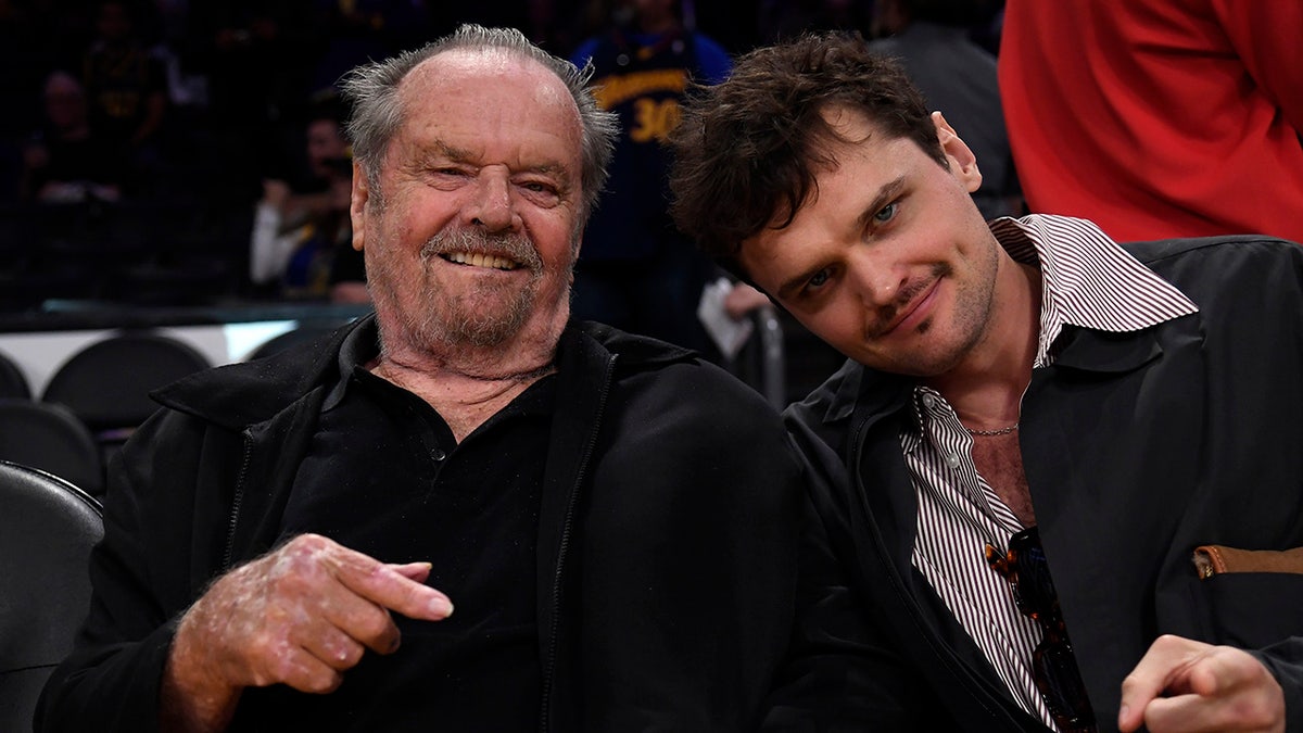 Jack Nicholson sits with his son Ray Nicholson at a Lakers game.