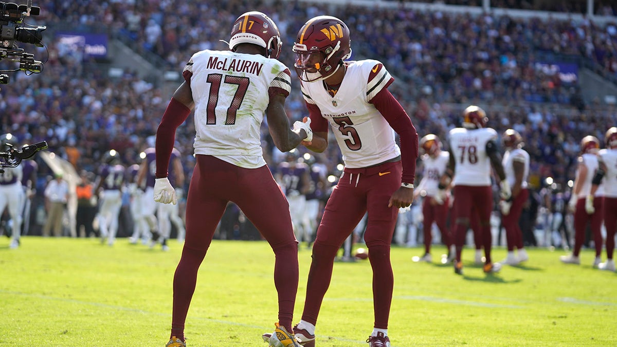 Terry McLaurin y Jayden Daniels celebran