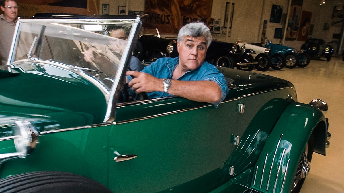 Jay Leno siedzi w samochodzie