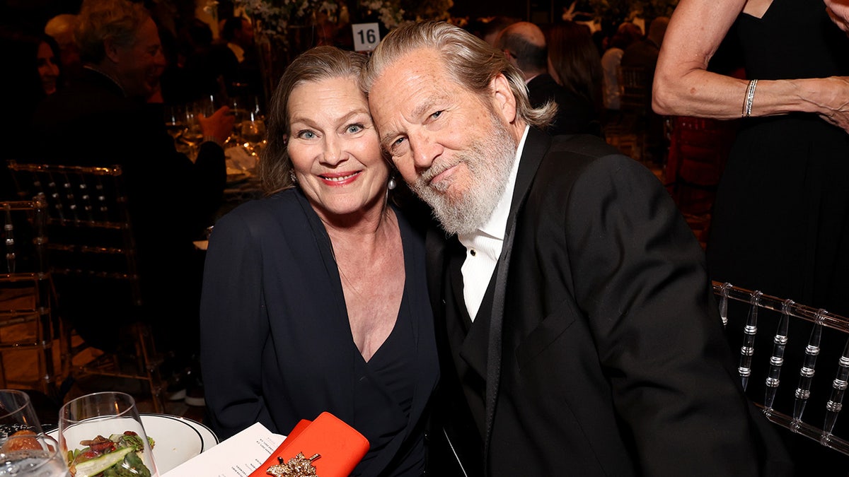 Susan Geston and Jeff Bridges posing adjacent  together