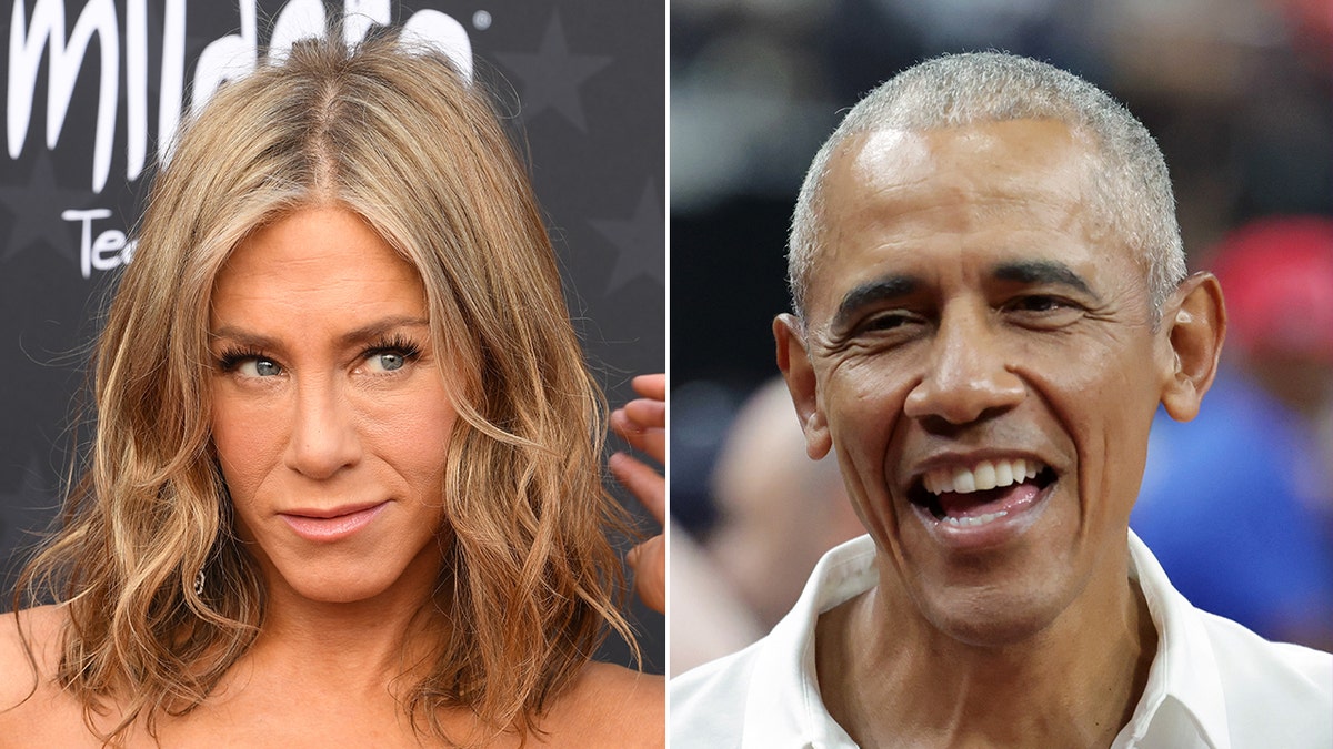 Jennifer Aniston con un vestido negro sin tirantes sonríe y juega con su pelo mientras mira a su izquierda partida Barack Obama se ríe mientras asiste a un partido de baloncesto