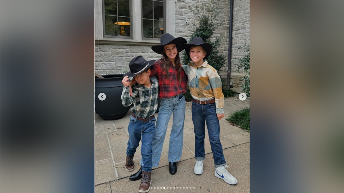 Os três filhos mais velhos de Jessie James Decker com chapéus de cowboy.