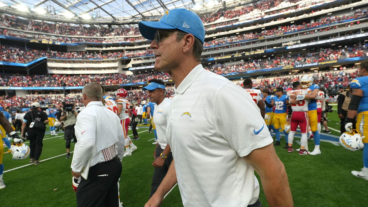 Jim Harbaugh contra los jefes