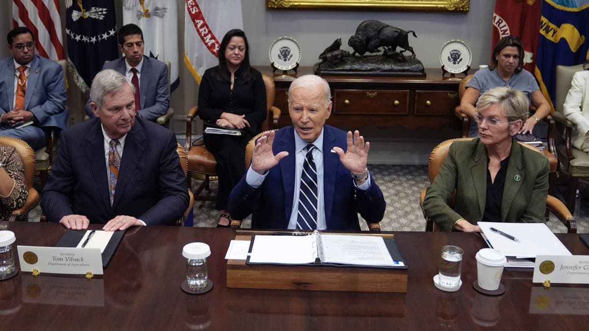 El presidente Biden, en el centro, pronuncia un discurso sobre la respuesta del gobierno federal al huracán Helene y los preparativos para el huracán Milton en la Sala Roosevelt de la Casa Blanca el martes 8 de octubre de 2024 en Washington, DC