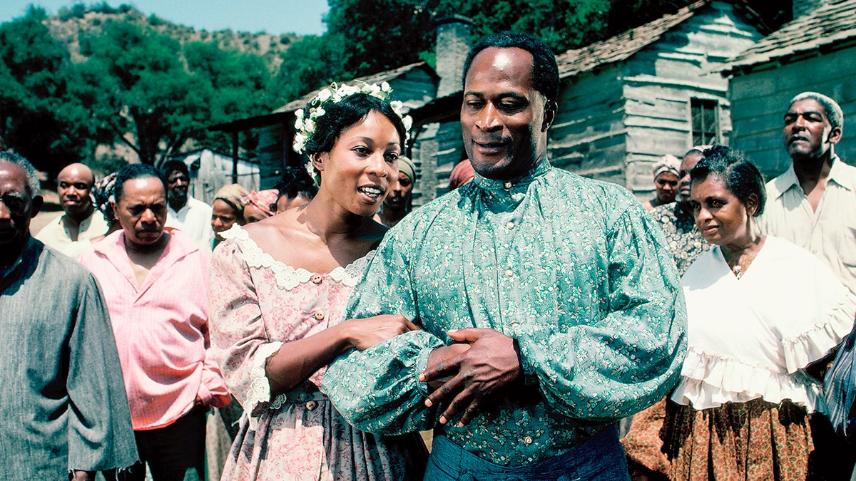 John Amos en Raíces