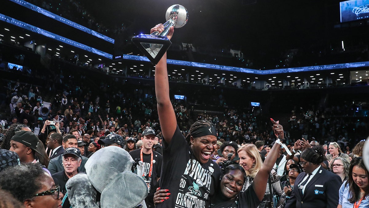 Jonquel Jones podnosi trofeum finałów WNBA