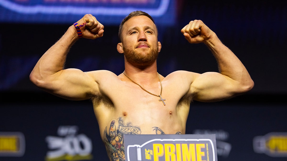 Justin Gaethje astatine  weigh-ins