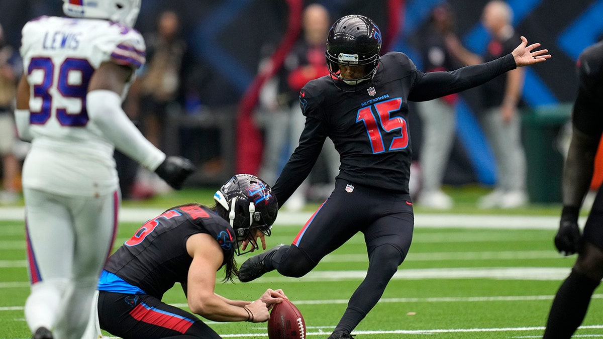 Ka'imi Fairbairn scores the field goal