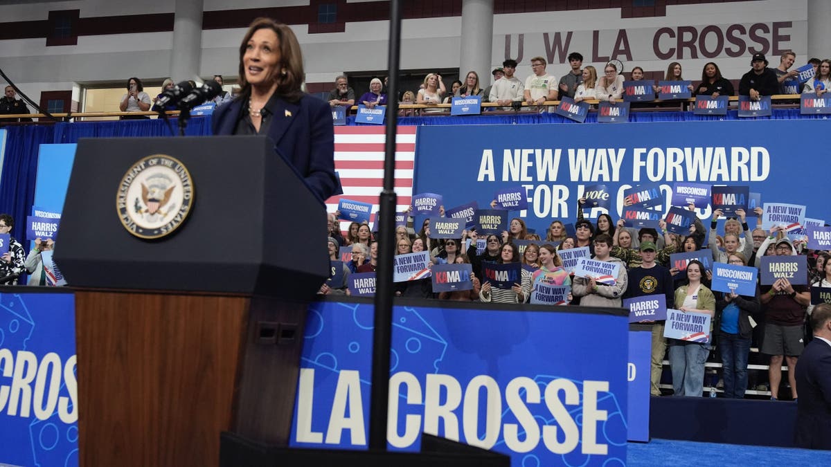 La candidata demócrata a la vicepresidencia, Kamala Harris, habla durante un mitin de campaña en la Universidad de Wisconsin La Crosse en La Crosse, Wisconsin, el jueves 17 de octubre de 2024. (Foto AP/Jacqueline Martin)