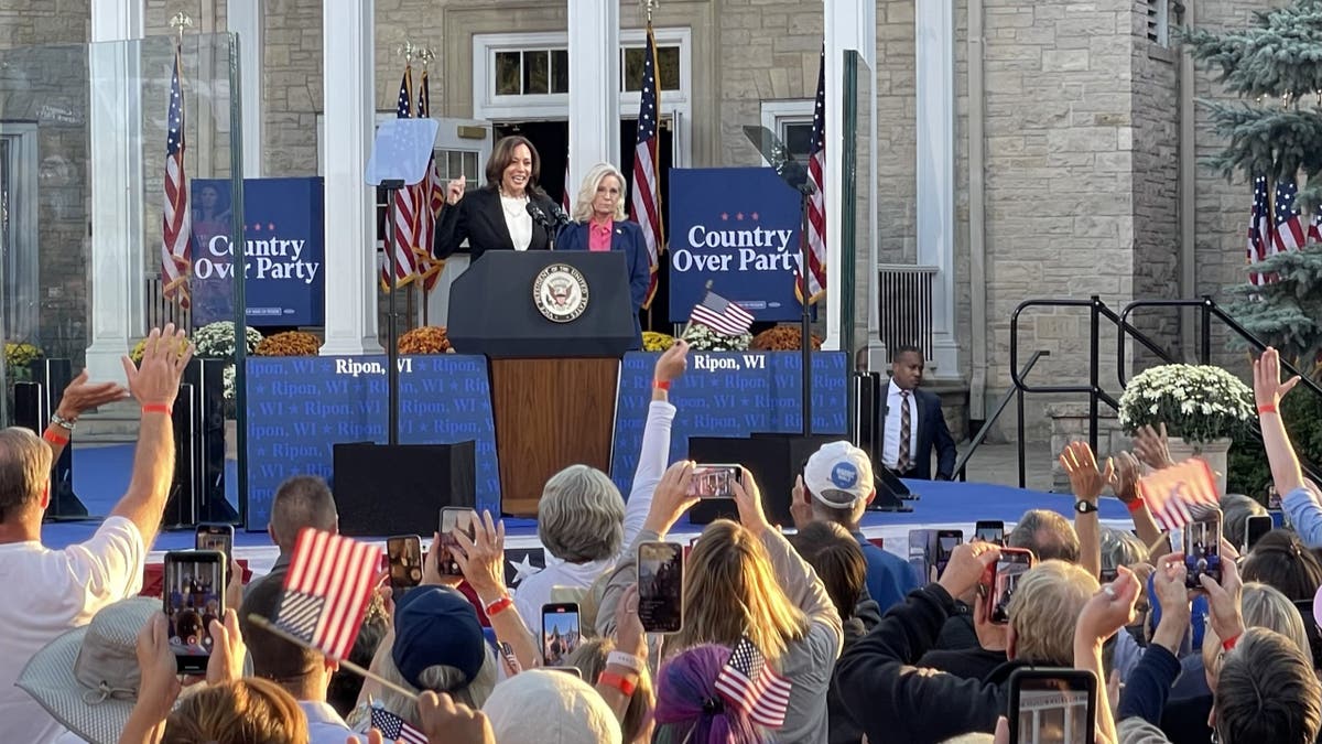 La vicepresidenta Kamala Harris, candidata presidencial demócrata, hace campaña con la ex diputada republicana Liz Cheney en Ripon, Wisconsin, cuna del Partido Republicano, en un acto celebrado el 3 de octubre de 2024.