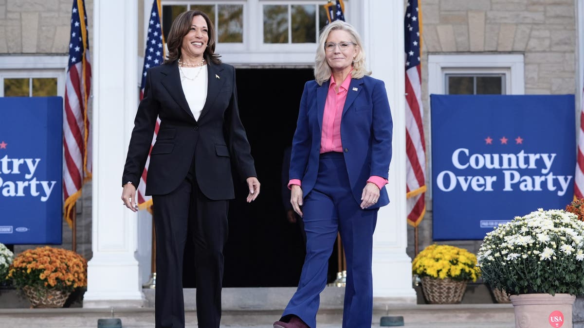 A vice-presidente democrata indicada à presidência, Kamala Harris, à esquerda, chega para falar em um evento de campanha com a ex-congressista Liz Cheney, R-Wyo., À direita, no Ripon College em Ripon, Wisconsin, quinta-feira, 3 de outubro de 2024. (AP Photo /Mark Schiefelbein)