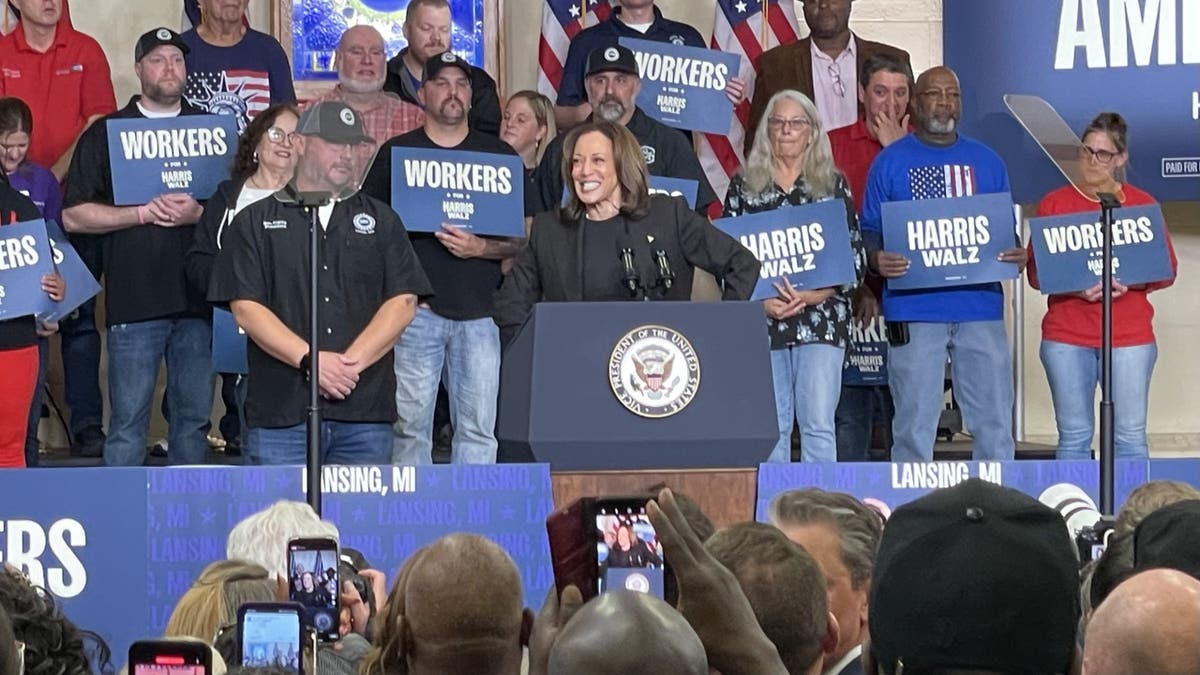 La candidata demócrata a la vicepresidencia, Kamala Harris, habla en un salón sindical de la UAW en Lansing, Michigan, el viernes.