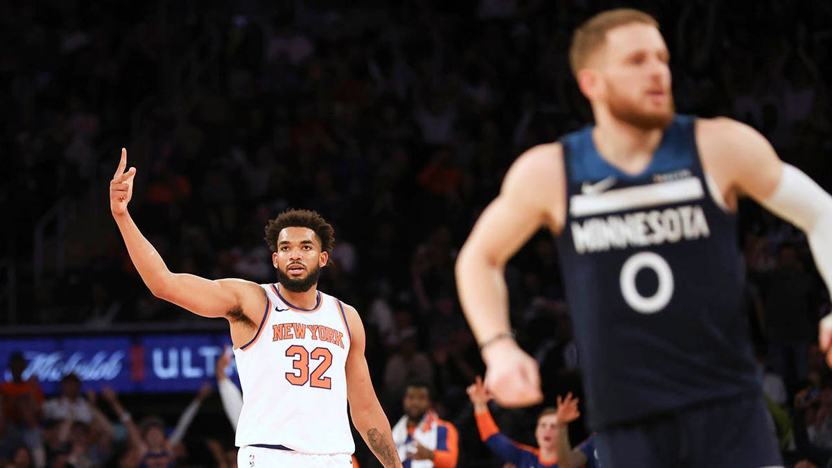 Karl-Anthony Towns celebra