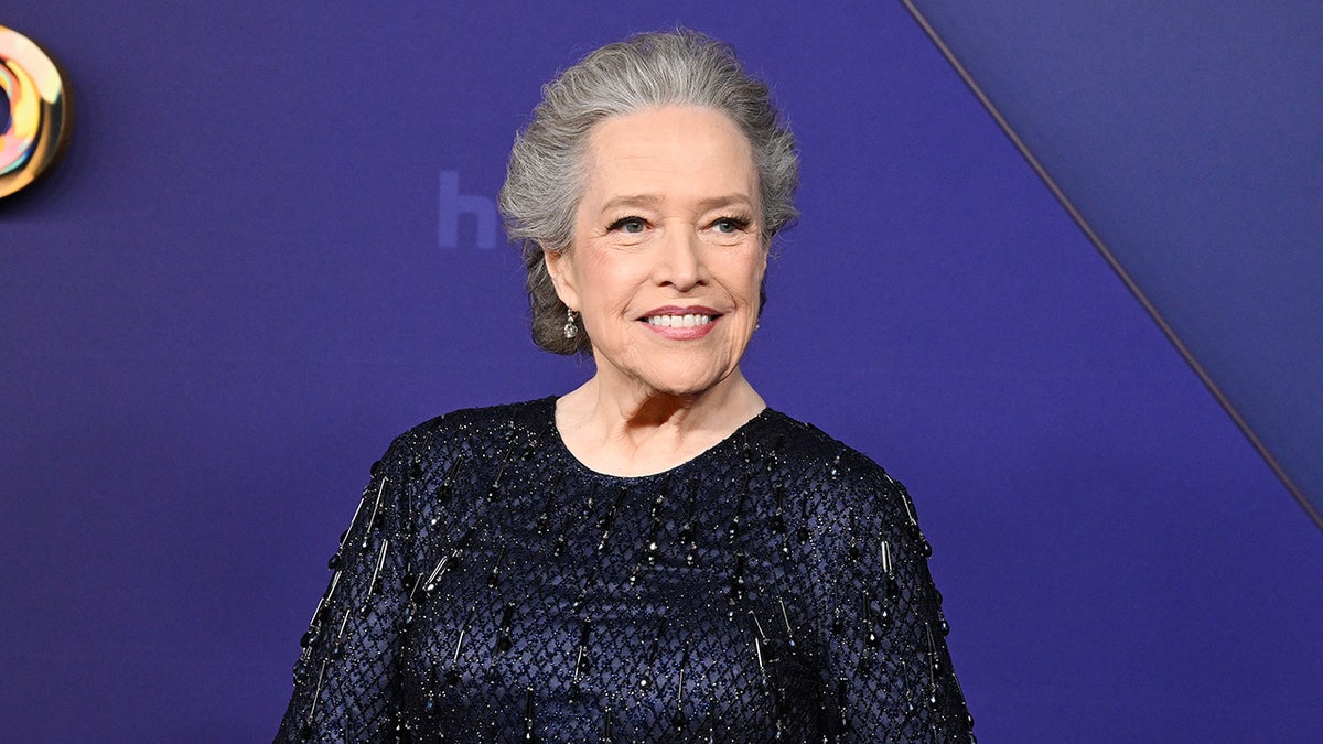 Kathy Bates posando en la alfombra roja