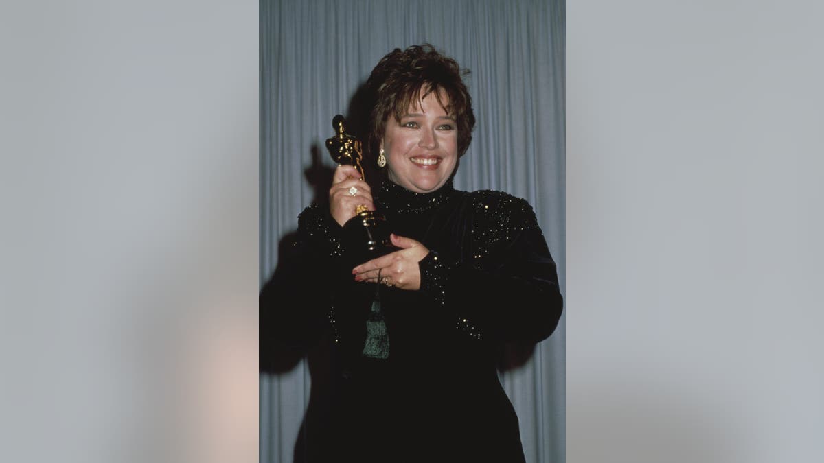 Kathy Bates sostiene su Oscar entre bastidores