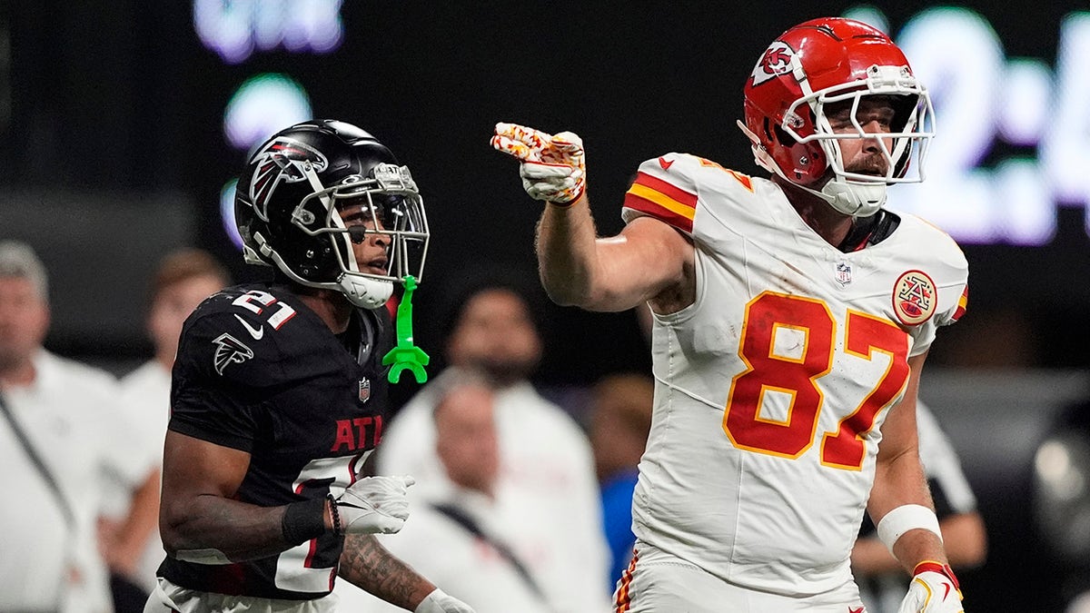 Travis Kelce celebra