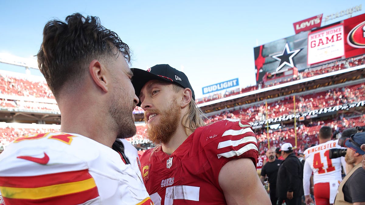 Travis Kelce y George Kittle interactúan