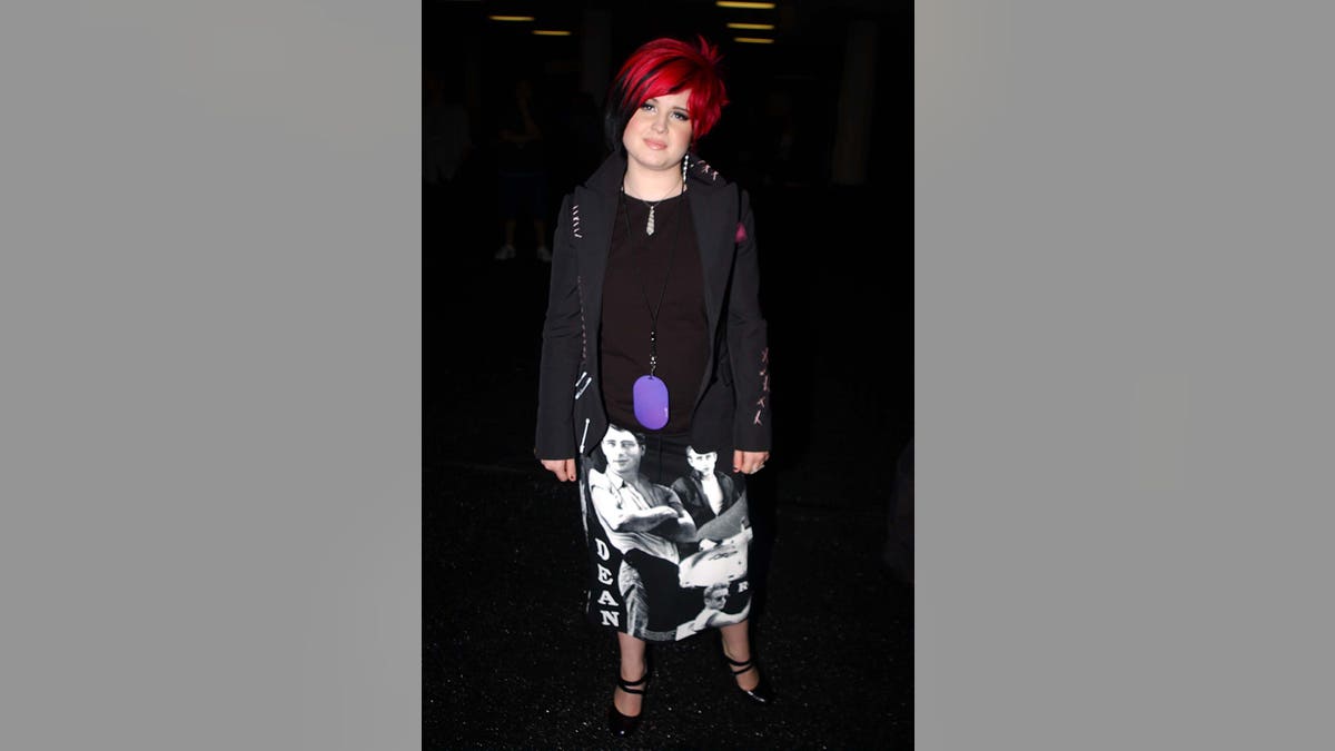 Fotografía de Kelly Osbourne en 2002 con el pelo corto y rojo