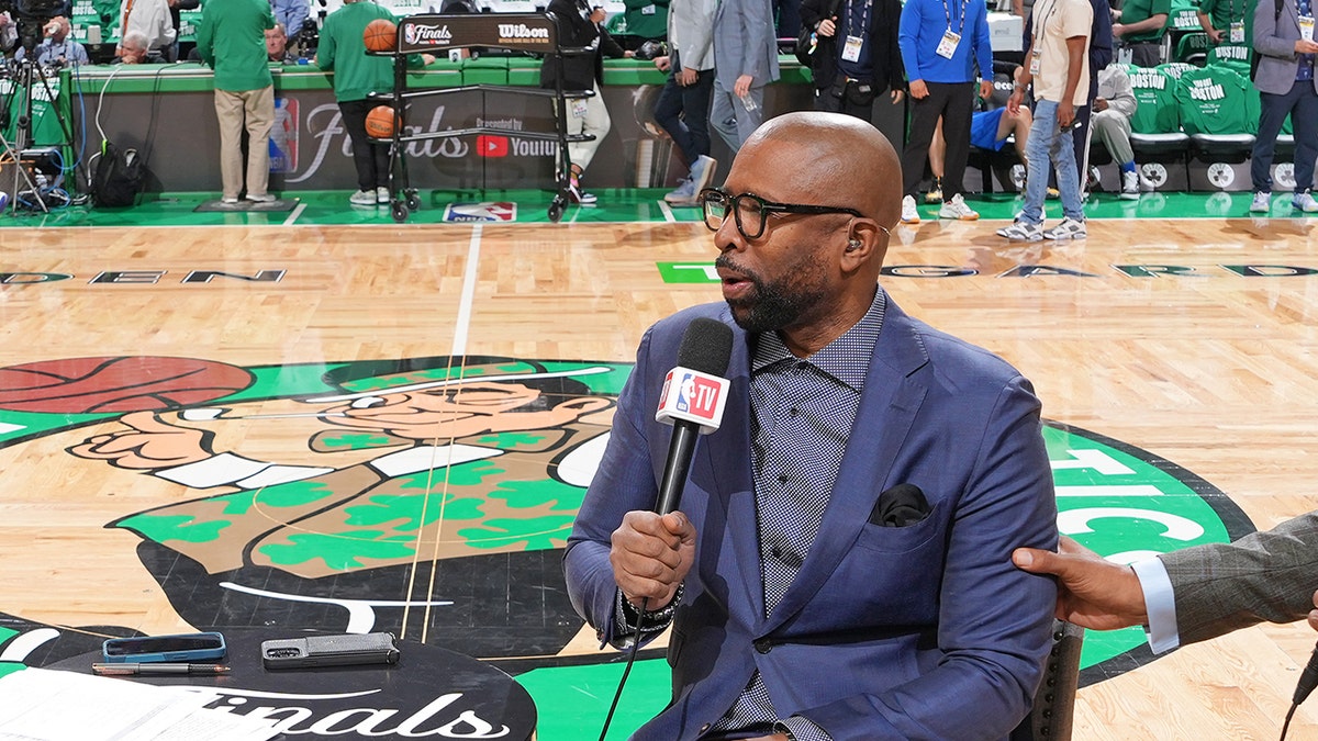 Kenny Smith astatine  celtics game