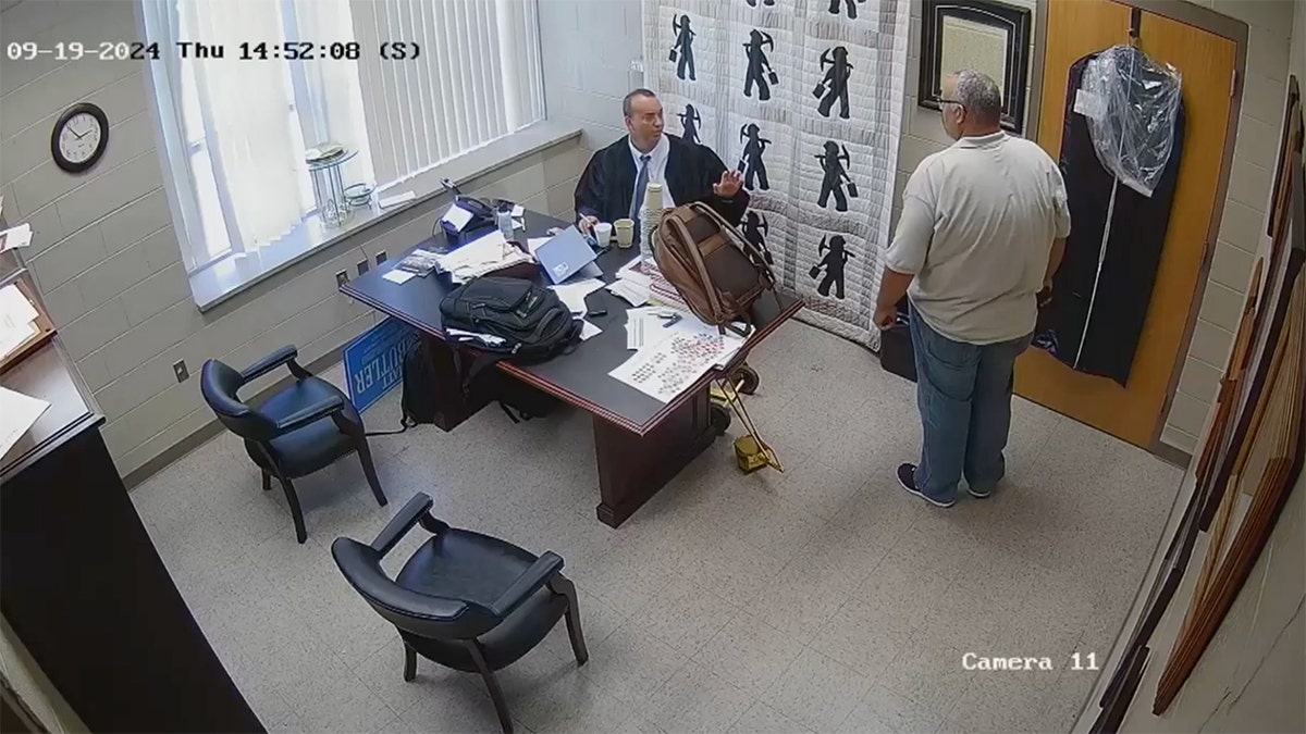 New Video Shows Kentucky Sheriff Pointing Gun At Judge Before Alleged ...