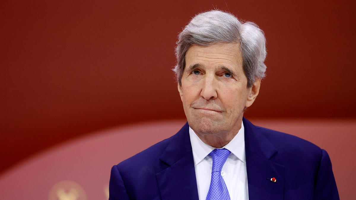 El ex secretario de Estado estadounidense John Kerry asiste a la feria Viva Technology en el Parque de Exposiciones Puerta de Versalles el 23 de mayo de 2024 en París, Francia. 