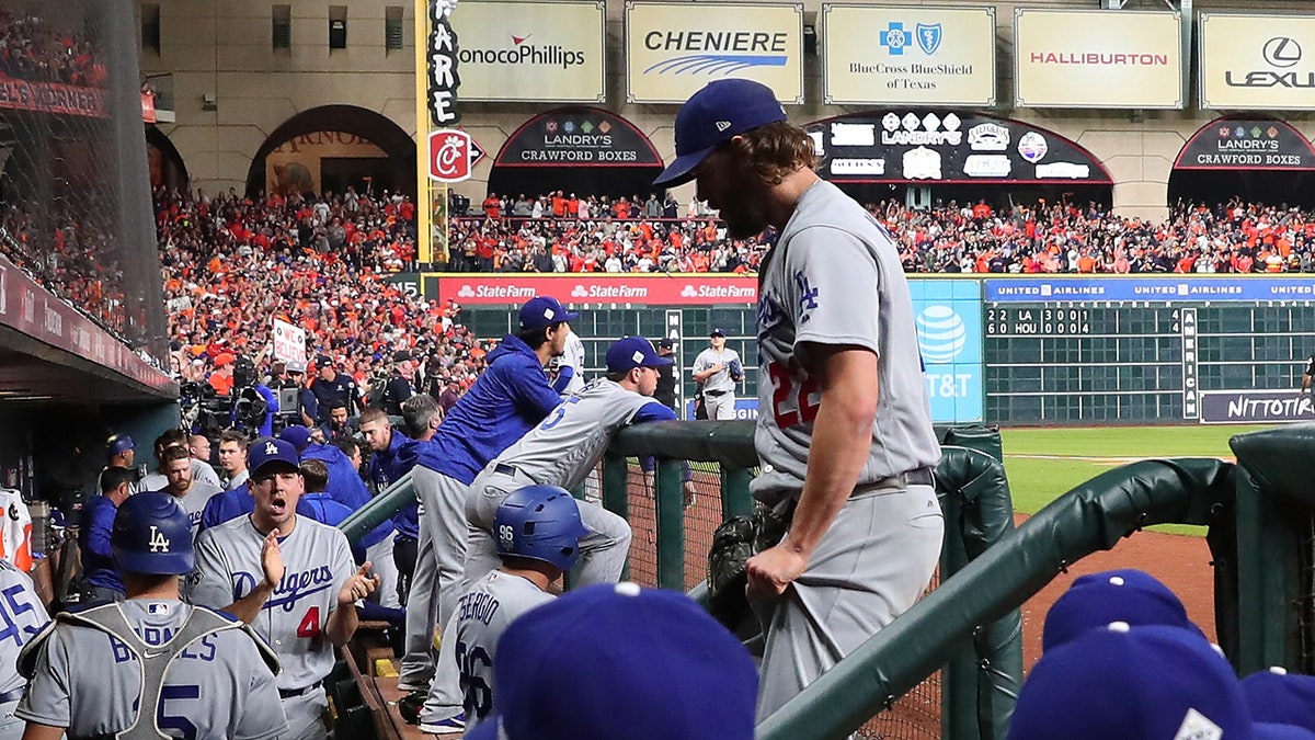 Clayton Kershaw entrando no banco de reservas