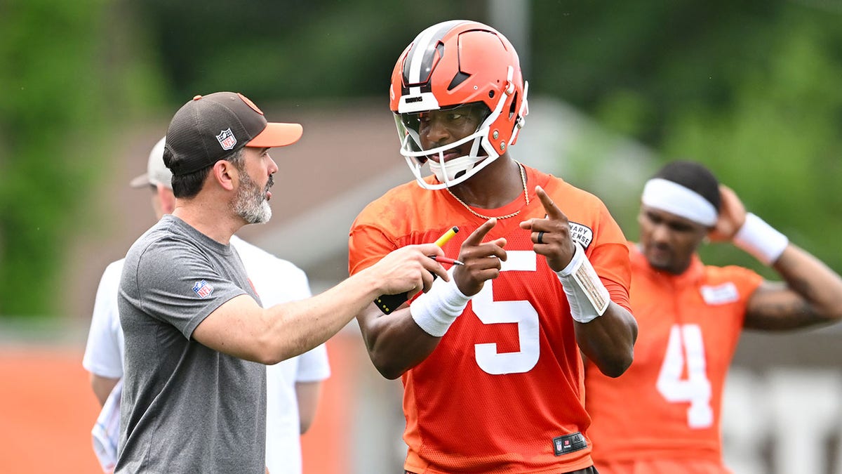 Jameis Winston habla con su entrenador