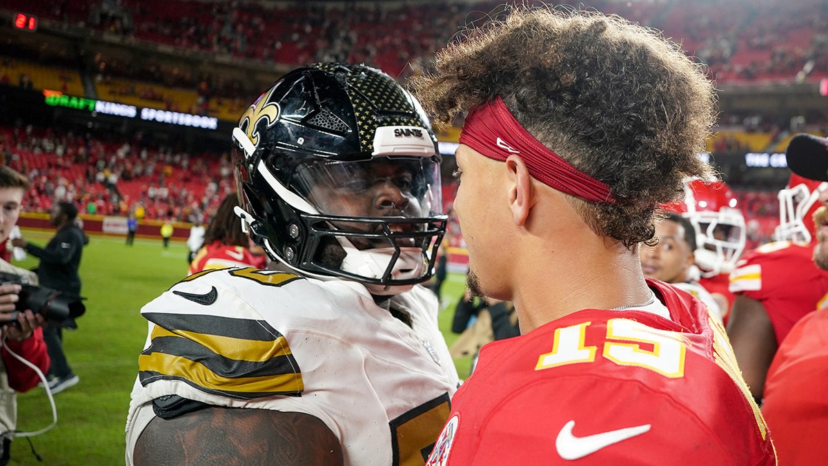 Khalen Saunders talks to Patrick Mahomes