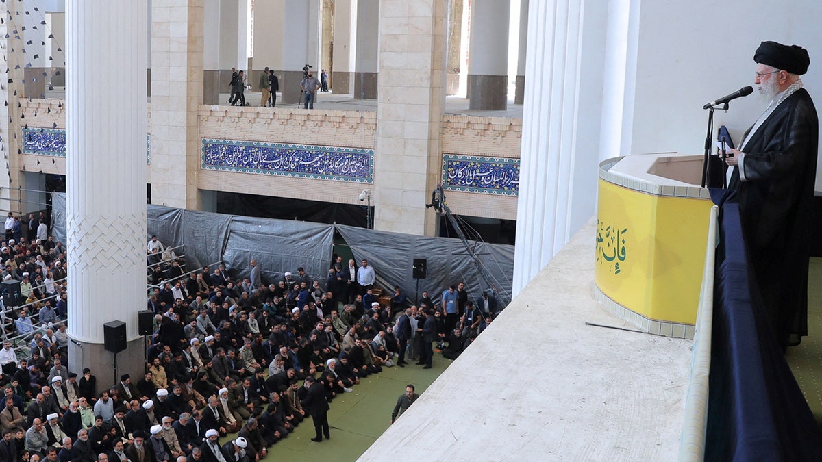 El líder supremo de Irán, el ayatolá Ali Jamenei, habla durante la oración del viernes y una ceremonia de conmemoración del difunto líder libanés de Hizbulá, Hasán Nasralá, en Teherán, Irán, el 4 de octubre.