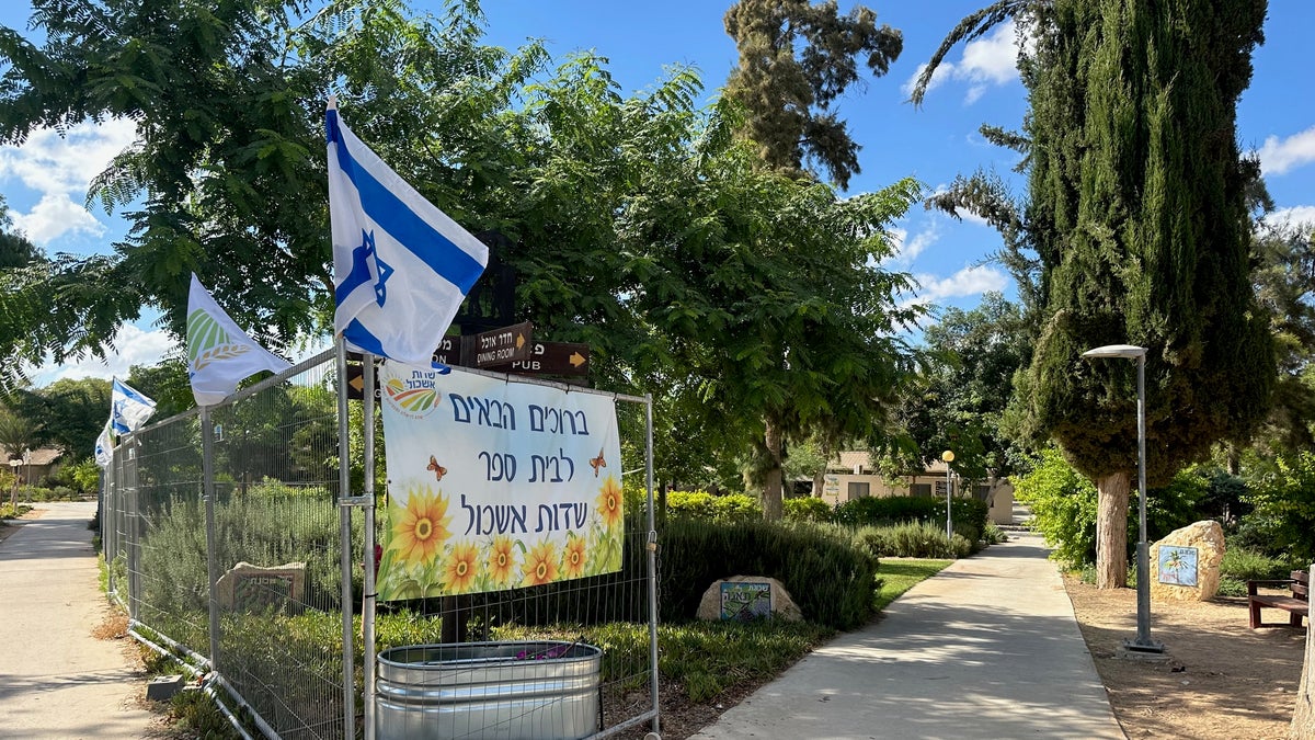 El cartel en la escuela del Kibbutz Gvulot dice: "Bienvenidos a la escuela Sedot Eskhol." La escuela reabrió sus puertas el mes pasado.